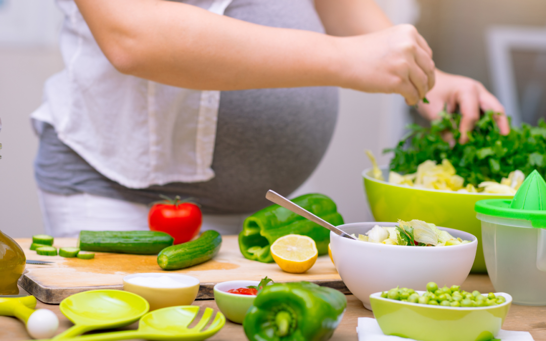 una mujer embarazada preparando su comida